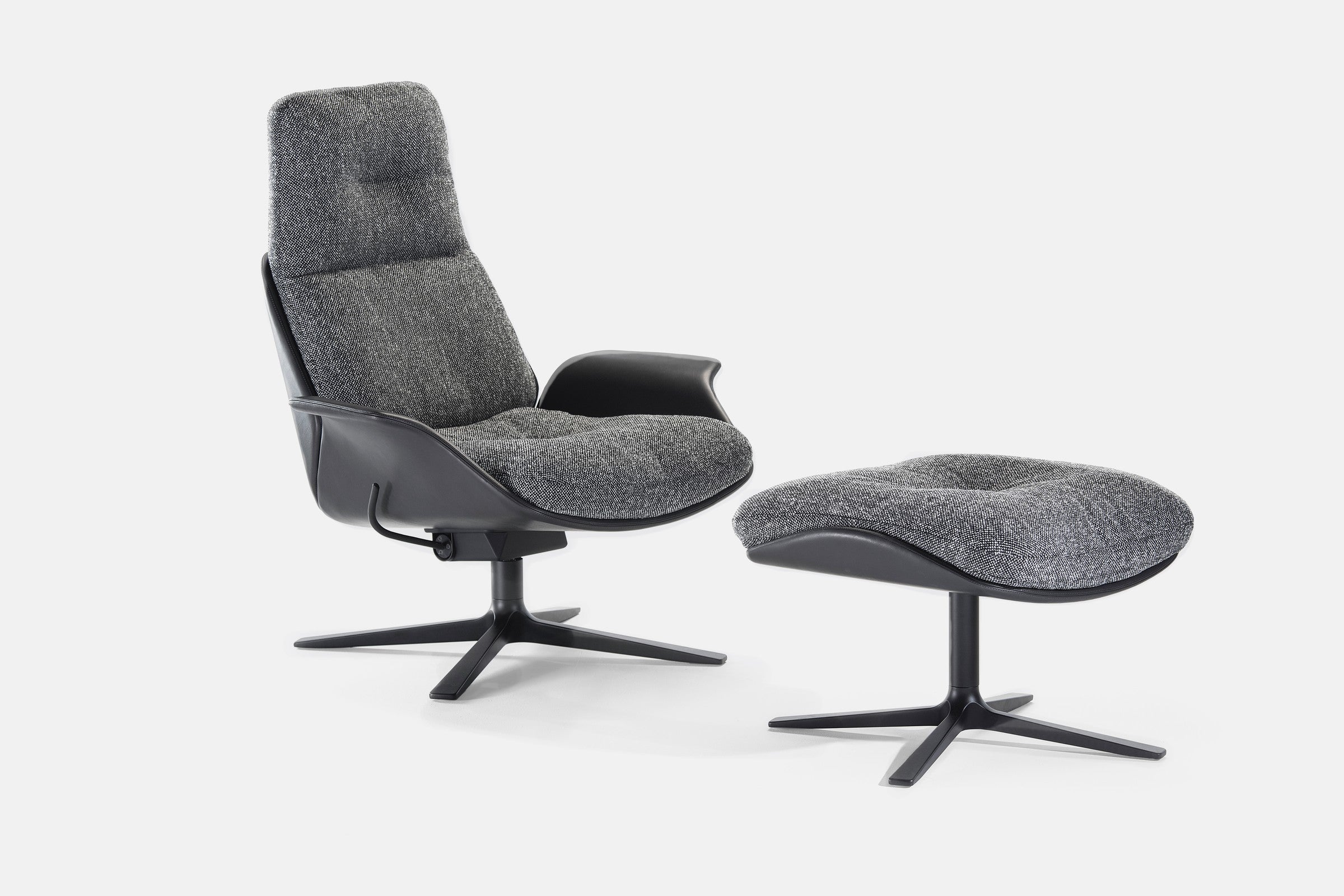 Rei Loungesessel von Prostoria mit Hocker, hohe Rückenlehne und Drehgestell. © Prostoria
