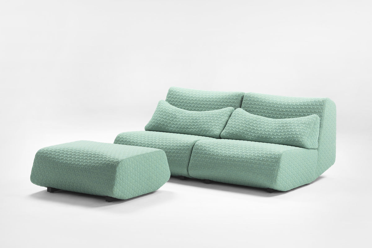 Absent Sofa von Prostoria in Mintgrün mit Pouf. © Prostoria