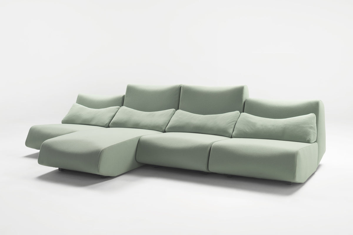 Absent Sofa von Prostoria in Mintgrün, Komposition mit Liegeelement. © Prostoria