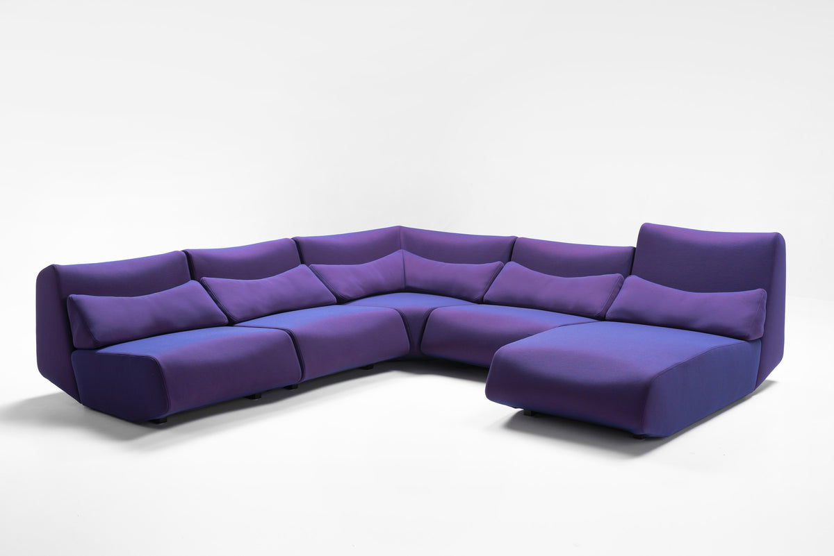 Absent Sofa von Prostoria in Violett, Ecklösung mit hoher Rückenlehne. © Prostoria