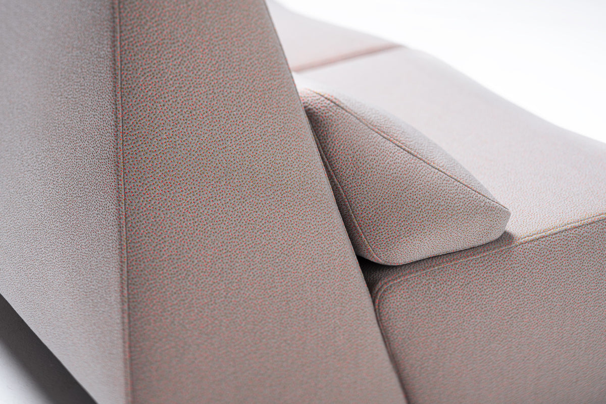 Absent Sofa von Prostoria, Detail der hohen Rückenlehne mit Kissen. © Prostoria