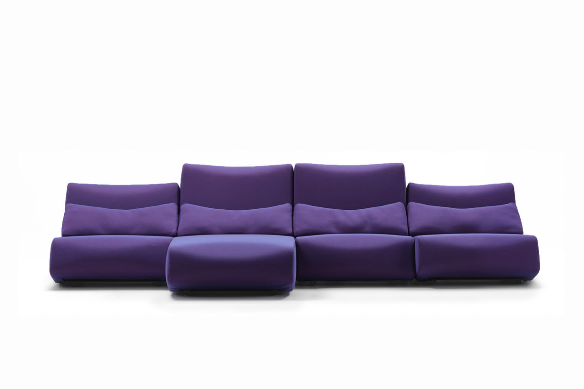 Absent Sofa von Prostoria in Violett, modulare Dreier-Komposition, Frontansicht. © Prostoria