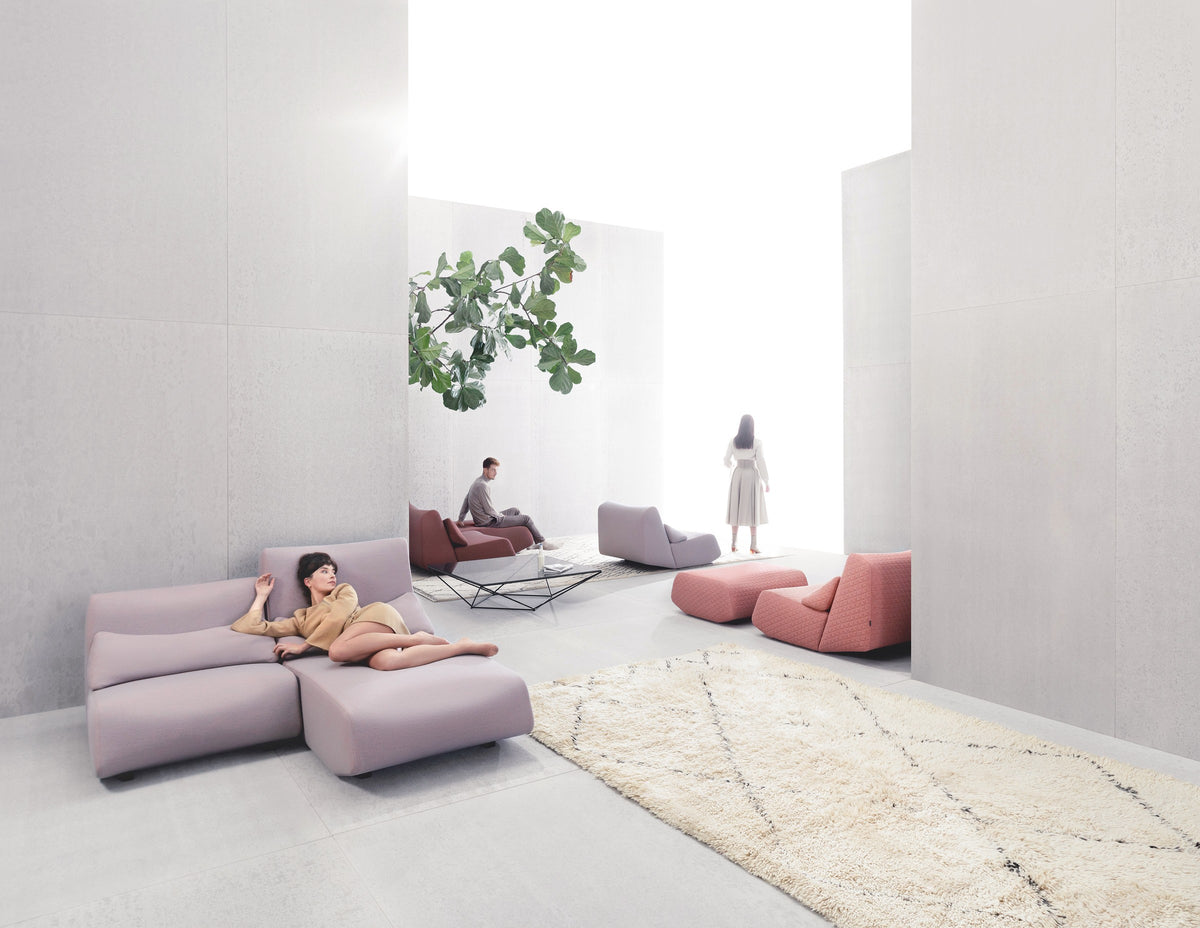 Absent Sofas von Prostoria in Rosa in einem hellen Innenhof. © Prostoria