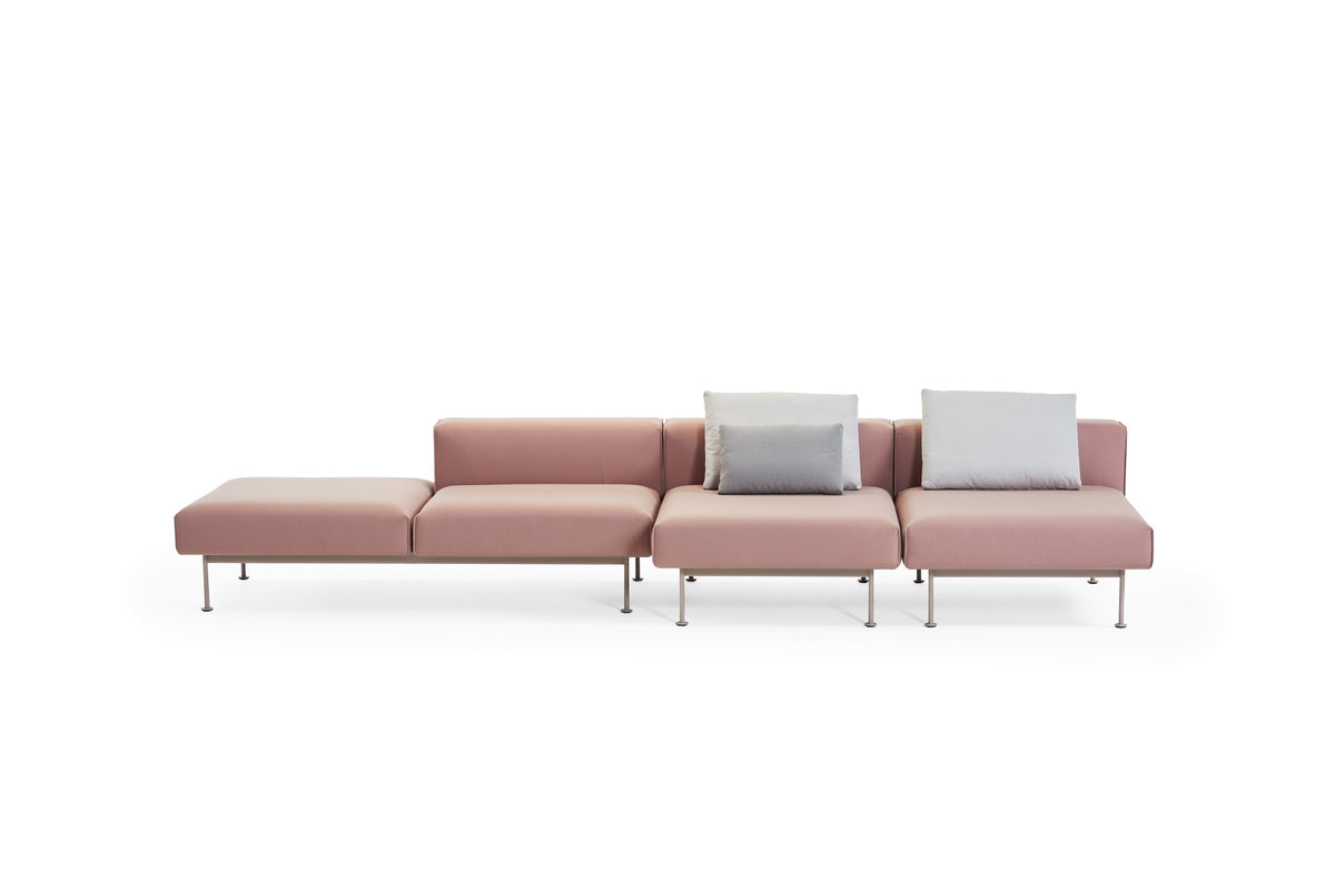 Convert Outdoor Sofa von Prostoria in Rosa, modulare 3er-Komposition mit Kissen. © Prostoria