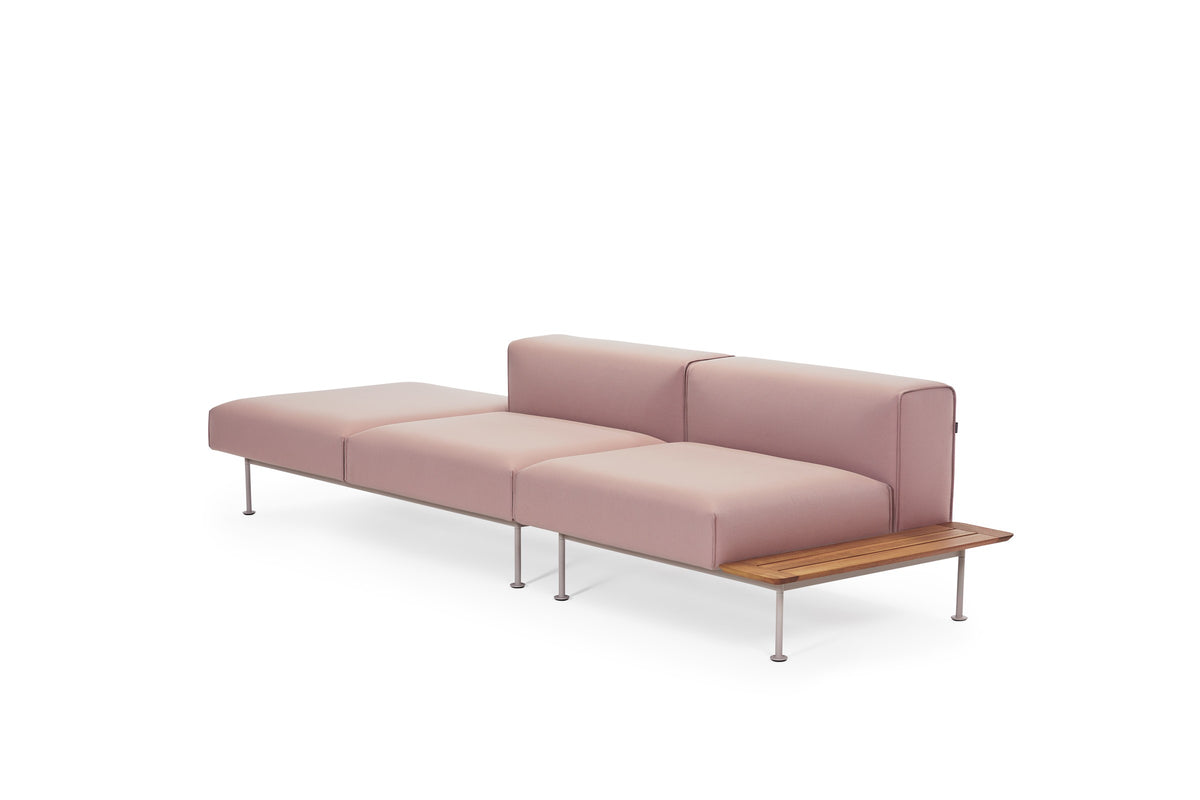 Convert Outdoor Sofa von Prostoria in Rosa mit seitlicher Ablage aus Holz. © Prostoria