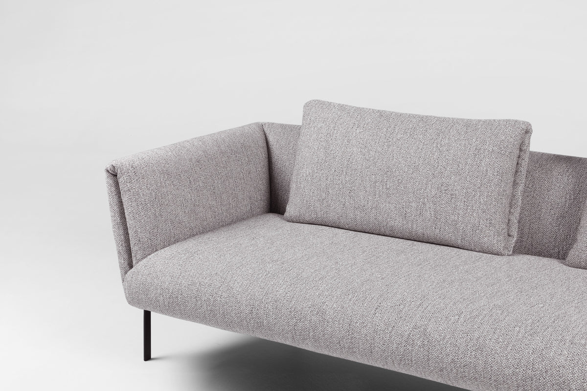 Impression Sofa von Prostoria in Hellgrau, Detail von Ecke und Kissen. © Prostoria