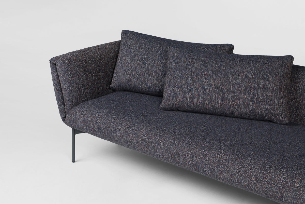 Impression Sofa von Prostoria in Anthrazit, Detail der Armlehne. © Prostoria