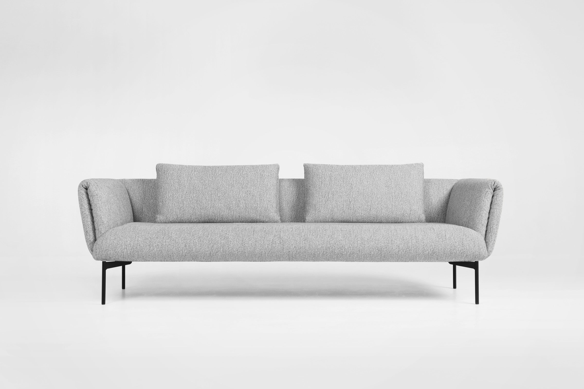 Impression Sofa von Prostoria in Hellgrau, Frontansicht mit zwei Rückenkissen. © Prostoria