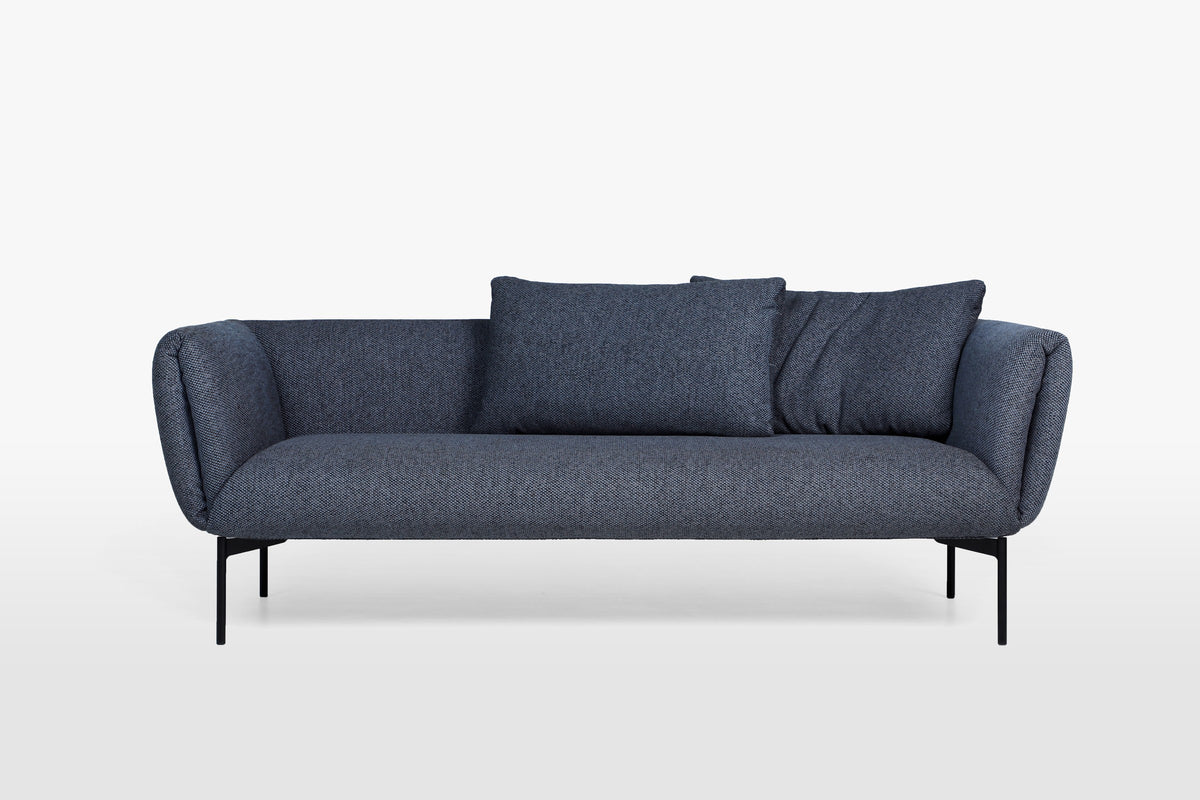 Impression Sofa von Prostoria in Dunkelblau, Frontansicht. © Prostoria