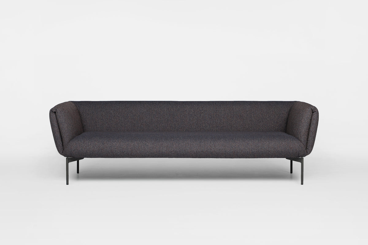 Impression Sofa von Prostoria in Anthrazit, Frontansicht. © Prostoria
