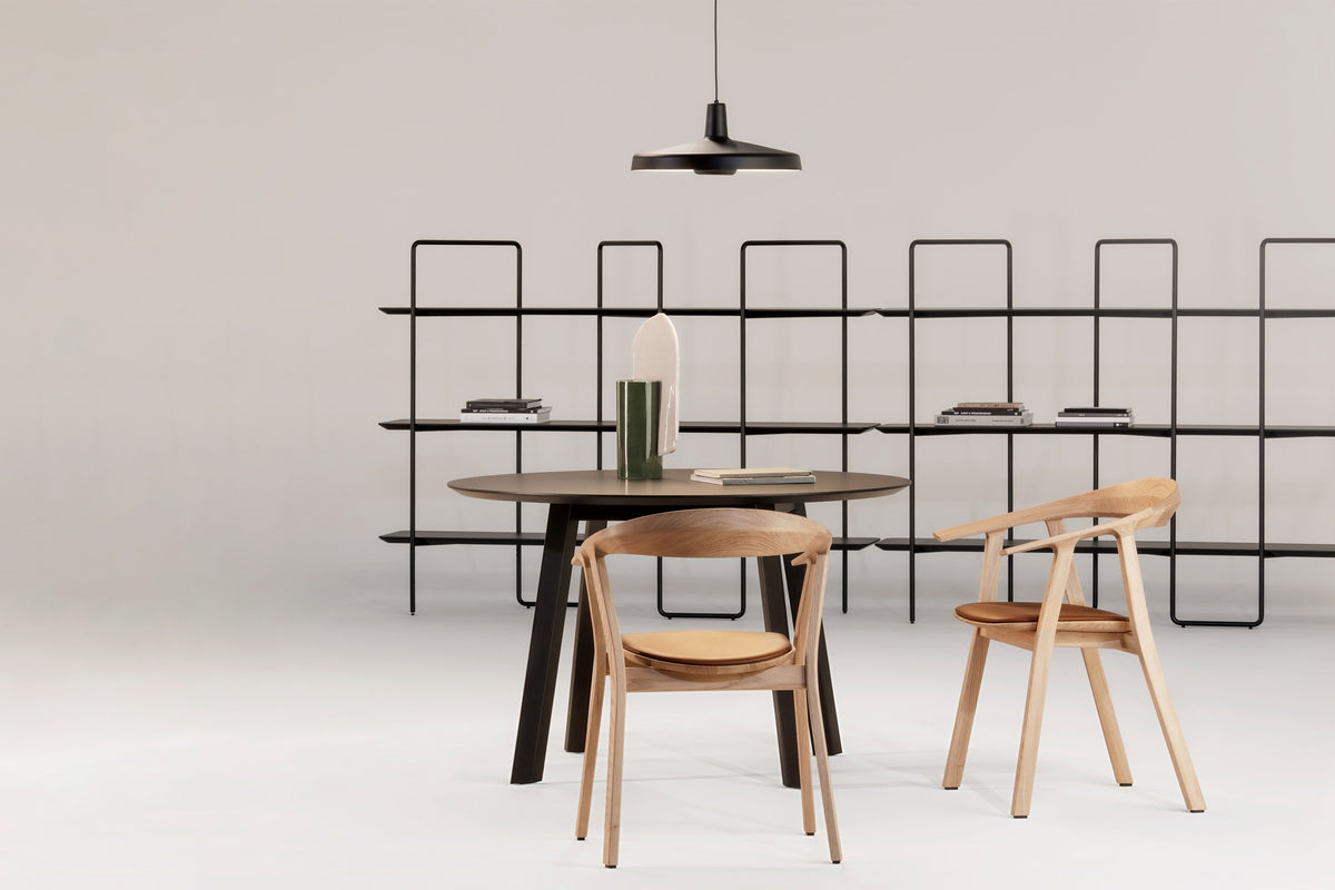 Knif Regalsystem von Prostoria als Rückwand hinter Tisch und Stühlen. © Prostoria