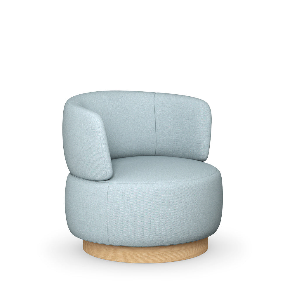 se:living | Sessel – Lounge-Sessel – Bürosessel in hellblau mit runder, gepolsterter Sitzfläche und niedriger Rückenlehne auf hellem Holzfuss.