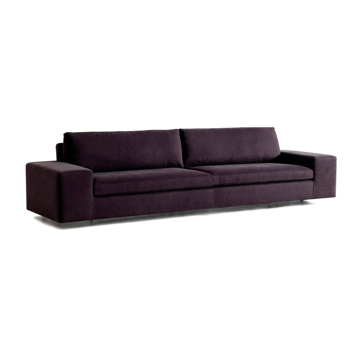 Sancal Air Sofa in Aubergine mit breiten Armlehnen, Ansicht von schräg vorne