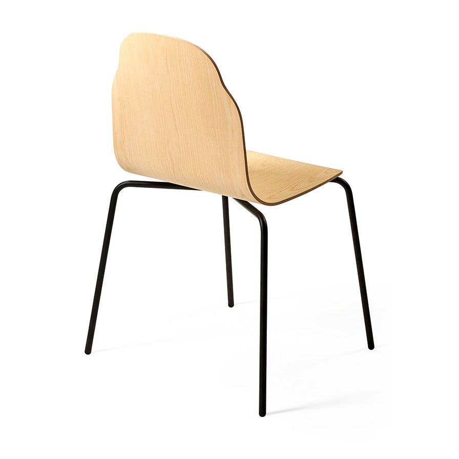 Sancal Body Stuhl in Esche natur mit vier schwarzen Metallbeinen, Ansicht von schräg hinten