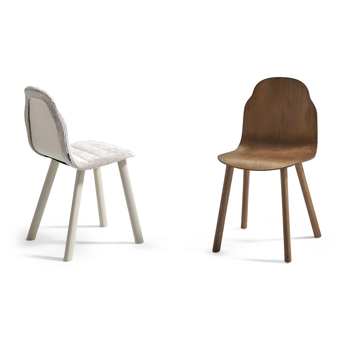 Sancal Body Stuhl mit Bezug neben einem Body Stuhl in Nussbaum gebeizt, beide mit Holzbeinen
