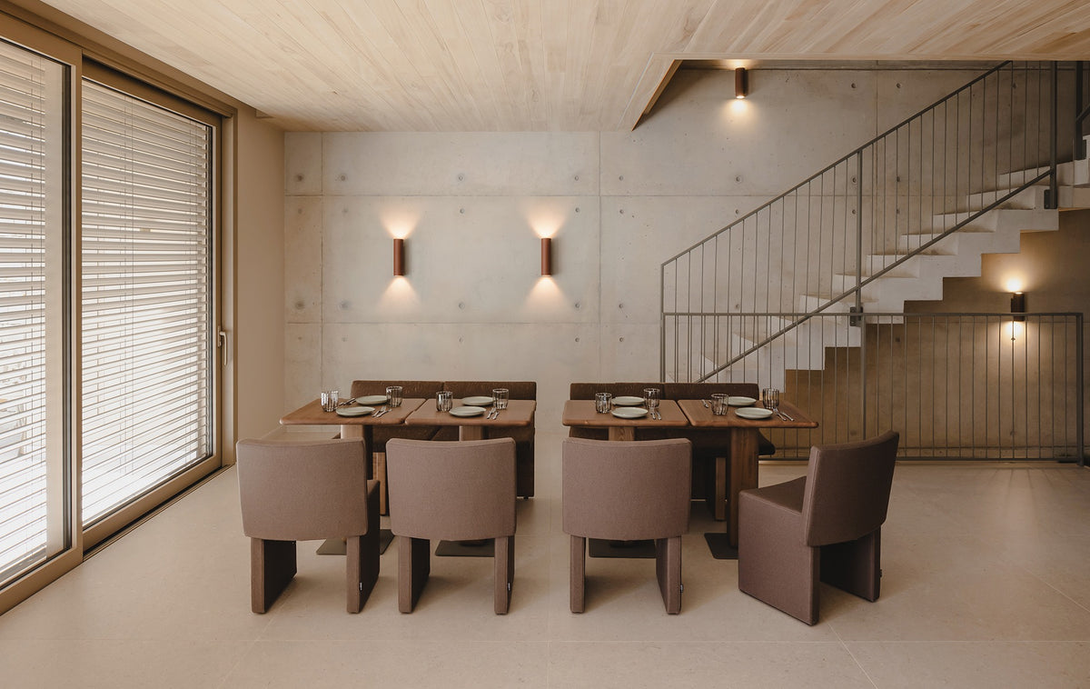 Sancal Cita Stühle in Braun an zwei Tischen in einem Restaurant mit Treppe
