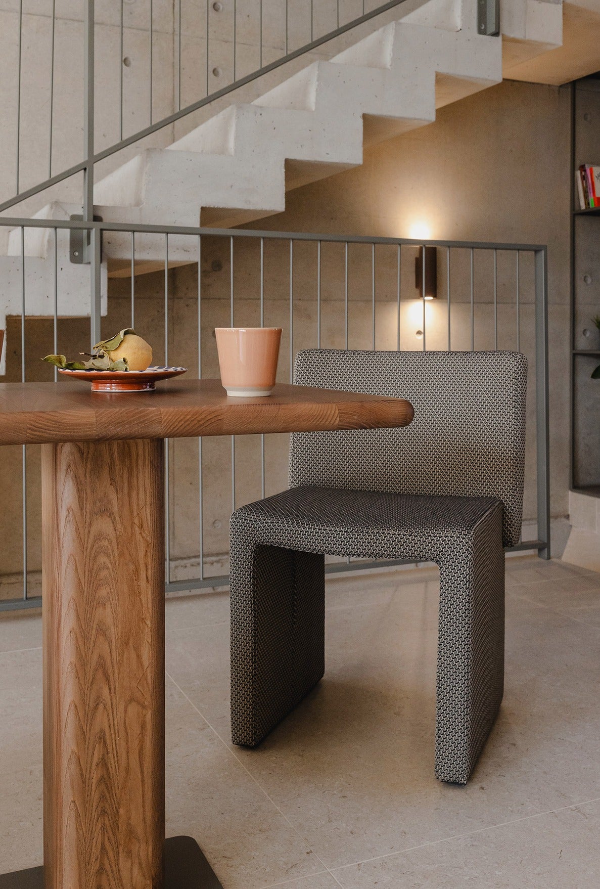 Sancal Cita Stuhl in Grau gemustert an einem Cita Bistrotisch unter einer Treppe