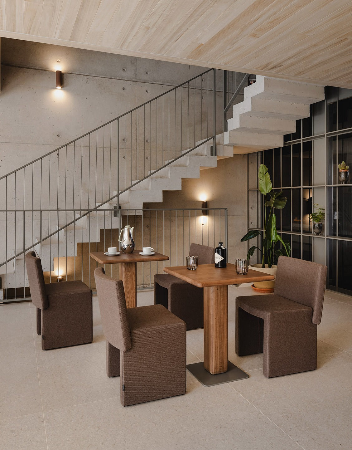 Sancal Cita Stühle in Braun an Bistrotischen unter einer Treppe