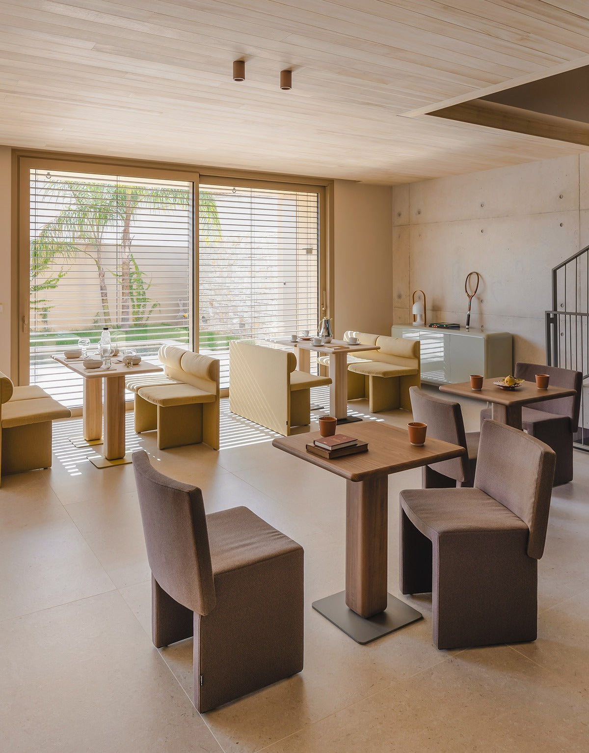 Sancal Cita Stühle in Braun an einem Bistrotisch in einem hellen Restaurant