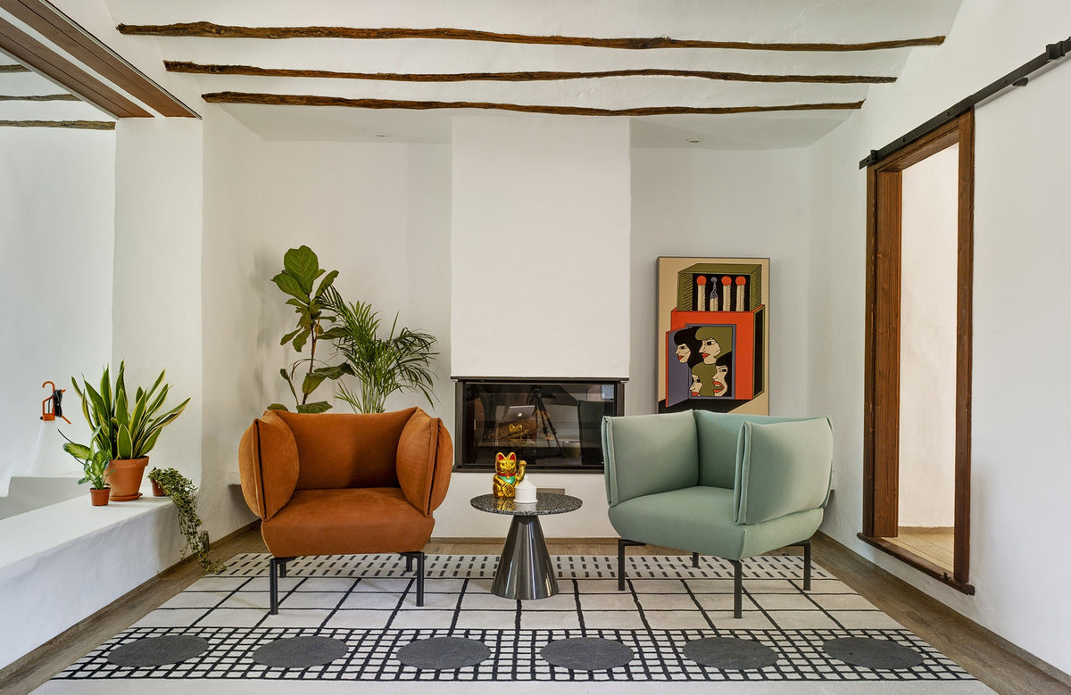 Sancal Click Sessel in Orange und Salbeigrün in einem Wohnraum mit Kamin