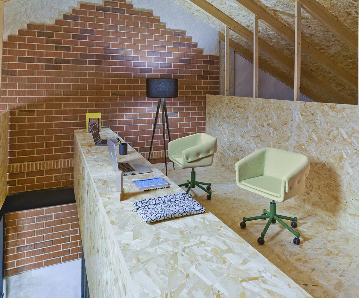 Zwei Sancal Collar Konferenzstühle in Mintgrün an einem Arbeitstisch unter dem Dach