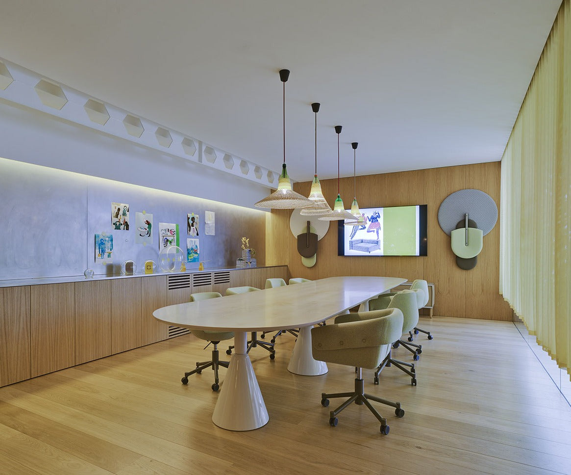 Sancal Collar Konferenzstühle an einem langen Besprechungstisch