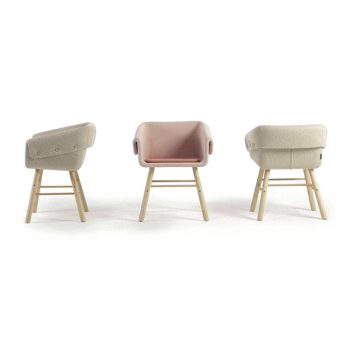 Drei Sancal Collar Stühle in Beige und Rosé mit Beinen aus hellem Holz