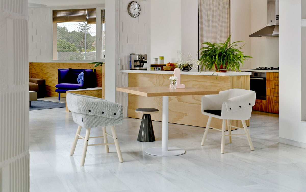 Zwei Sancal Collar Stühle in Grau und Creme an einem Esstisch in einer offenen Küche