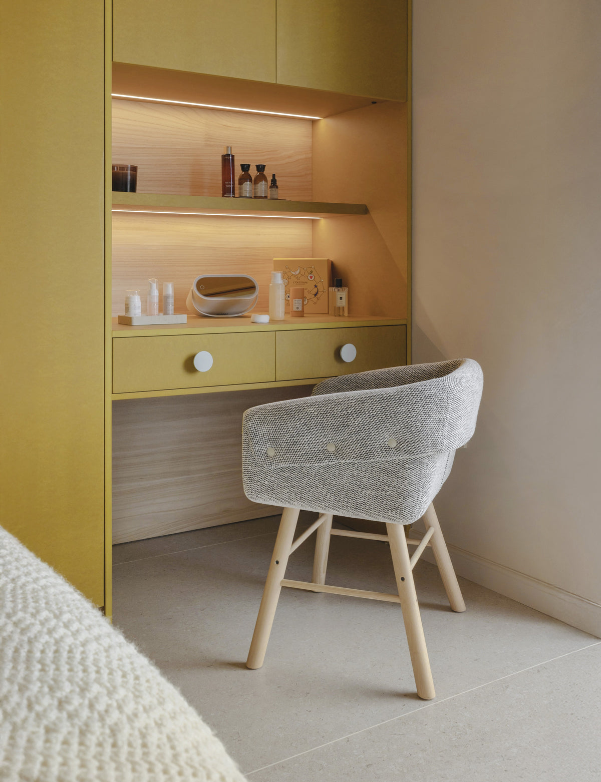Sancal Collar Stuhl in Grau mit Beinen aus hellem Holz an einem Schminktisch