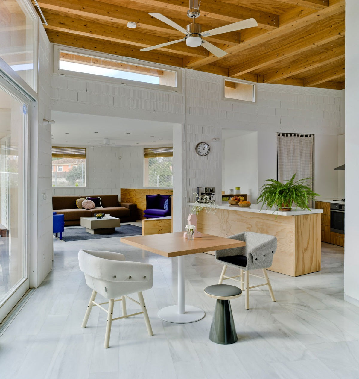 Zwei Sancal Collar Stühle an einem Esstisch in einem hellen Wohnraum mit Holzdecke