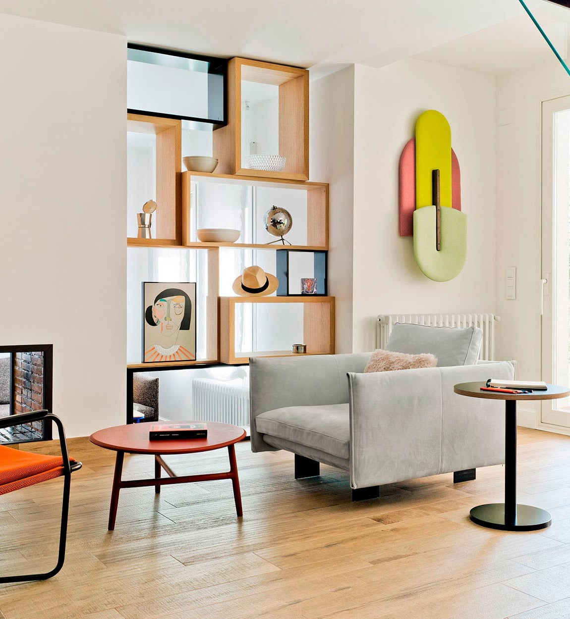 Sancal Deep Sessel in Hellgrau in einem Wohnraum mit Regal