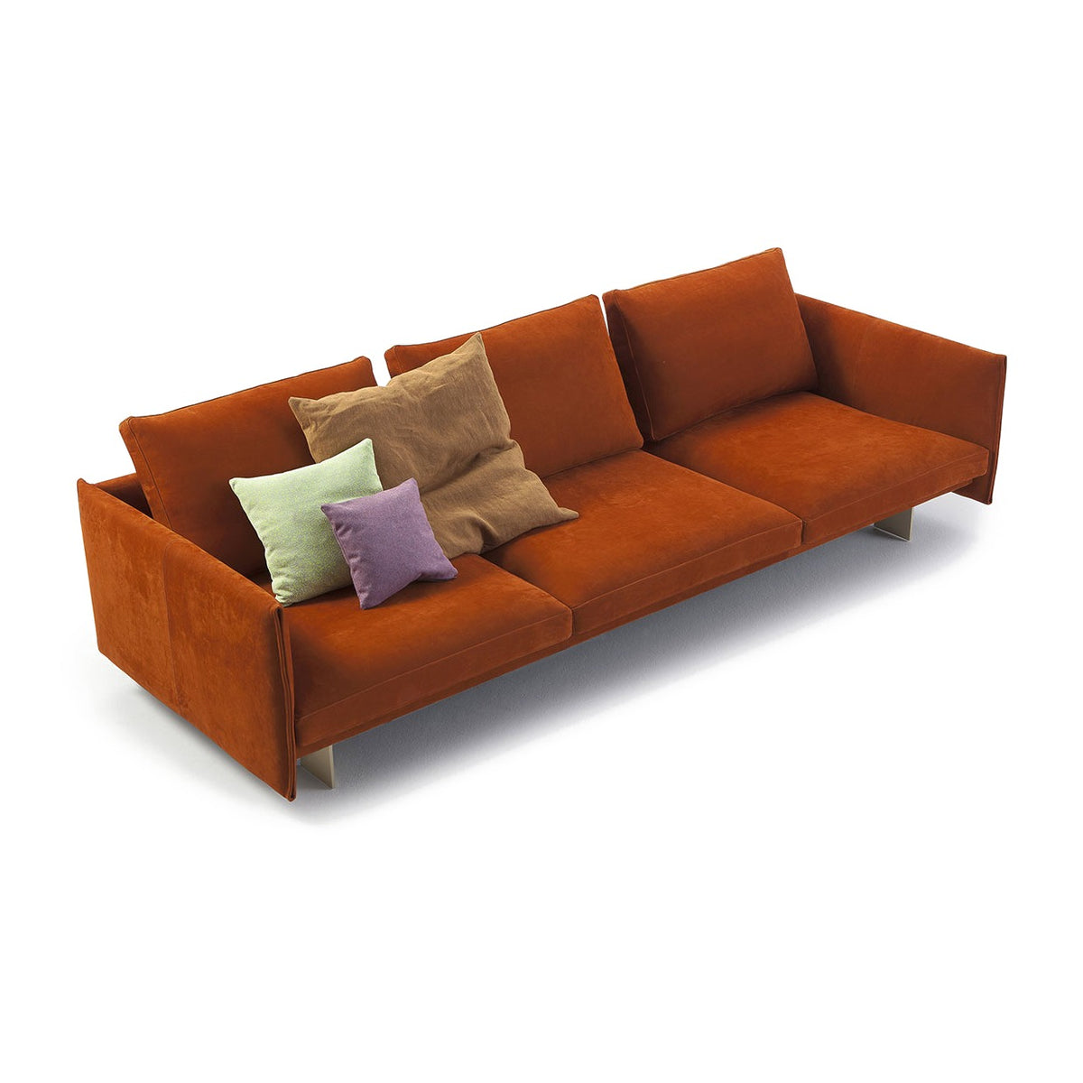 Sancal Deep Sofa als Dreisitzer in Rostrot mit Zierkissen, Ansicht von schräg vorne