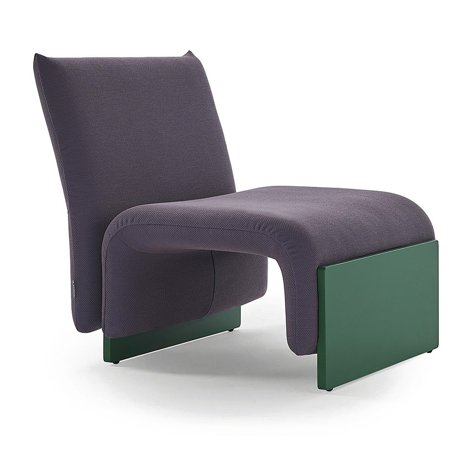 Sancal Diwan Loungesessel in Aubergine mit grüner Wange, Ansicht von schräg vorne
