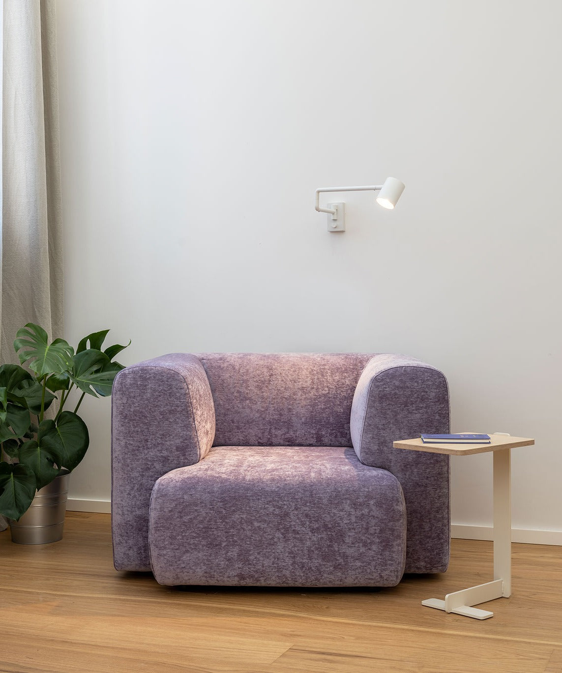 Sancal Duo Mini Sessel in Flieder in einem hellen Zimmer mit Beistelltisch