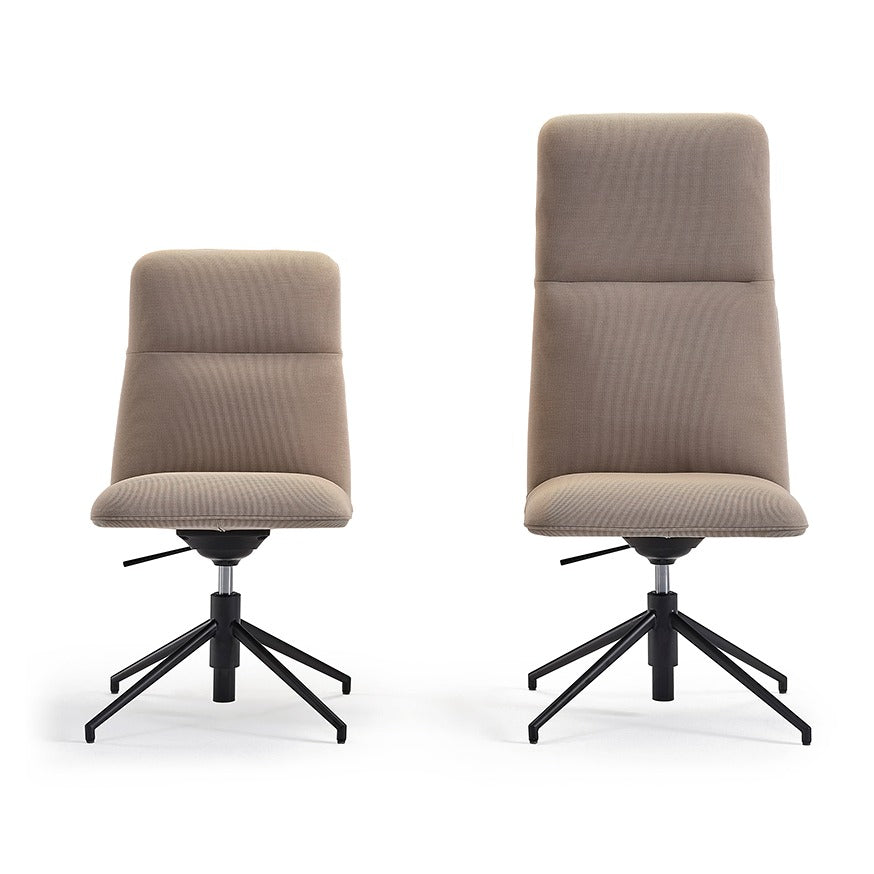Zwei Sancal Elle Konferenzstühle in Beige ohne Armlehnen auf schwarzem Vierstern-Drehfuss, niedrige und hohe Rückenlehne