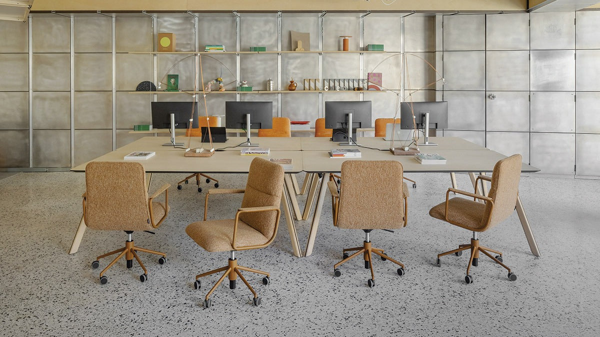 Sancal Elle Konferenzstühle in Ocker an Arbeitstischen in einem Büro mit Terrazzoboden