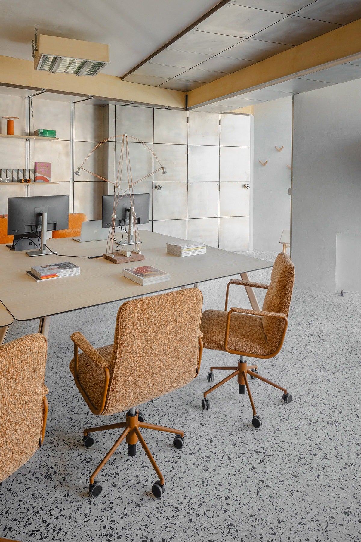 Sancal Elle Konferenzstühle in Ocker an einem Arbeitstisch in einem Büro