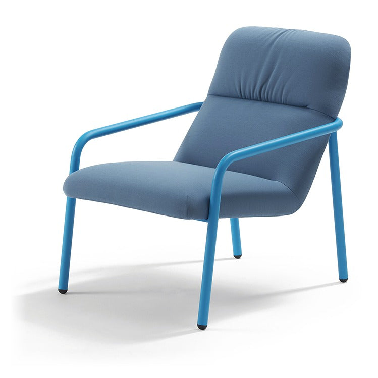 Sancal Elle Loungesessel in Blau mit blau lackiertem Vierbeingestell und Armlehnen, Ansicht von schräg vorne