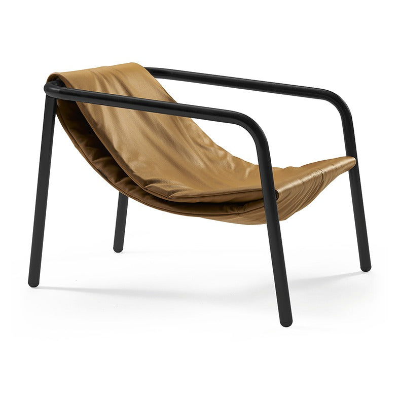 Sancal Elle Mini Loungesessel mit Lederbespannung in Cognac und schwarzem Gestell, Ansicht von schräg vorne