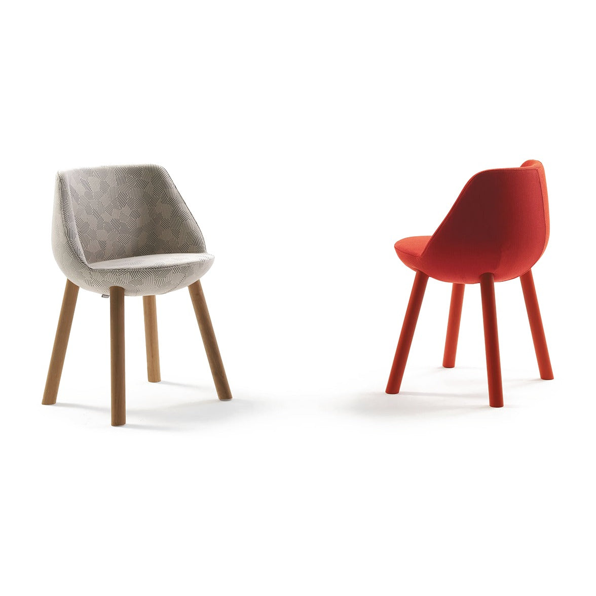 Zwei Sancal Magnum Stühle mit Holzbeinen in Grau und in Rot