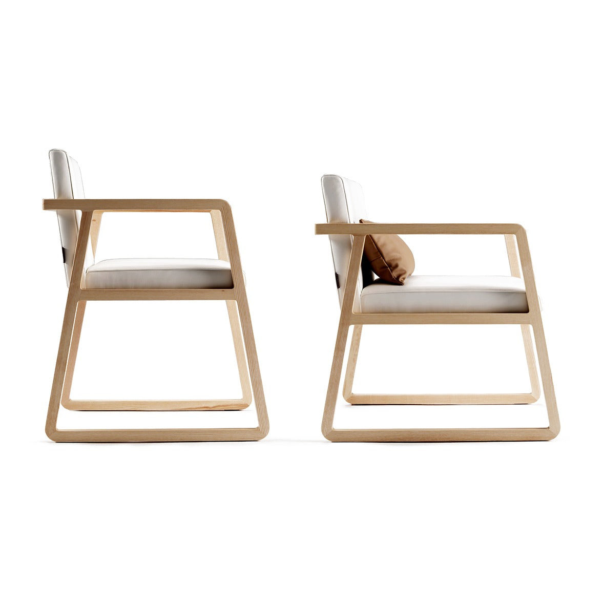 Zwei Sancal Midori Stühle aus hellem Holz, einer mit Lendenkissen, Seitenansicht