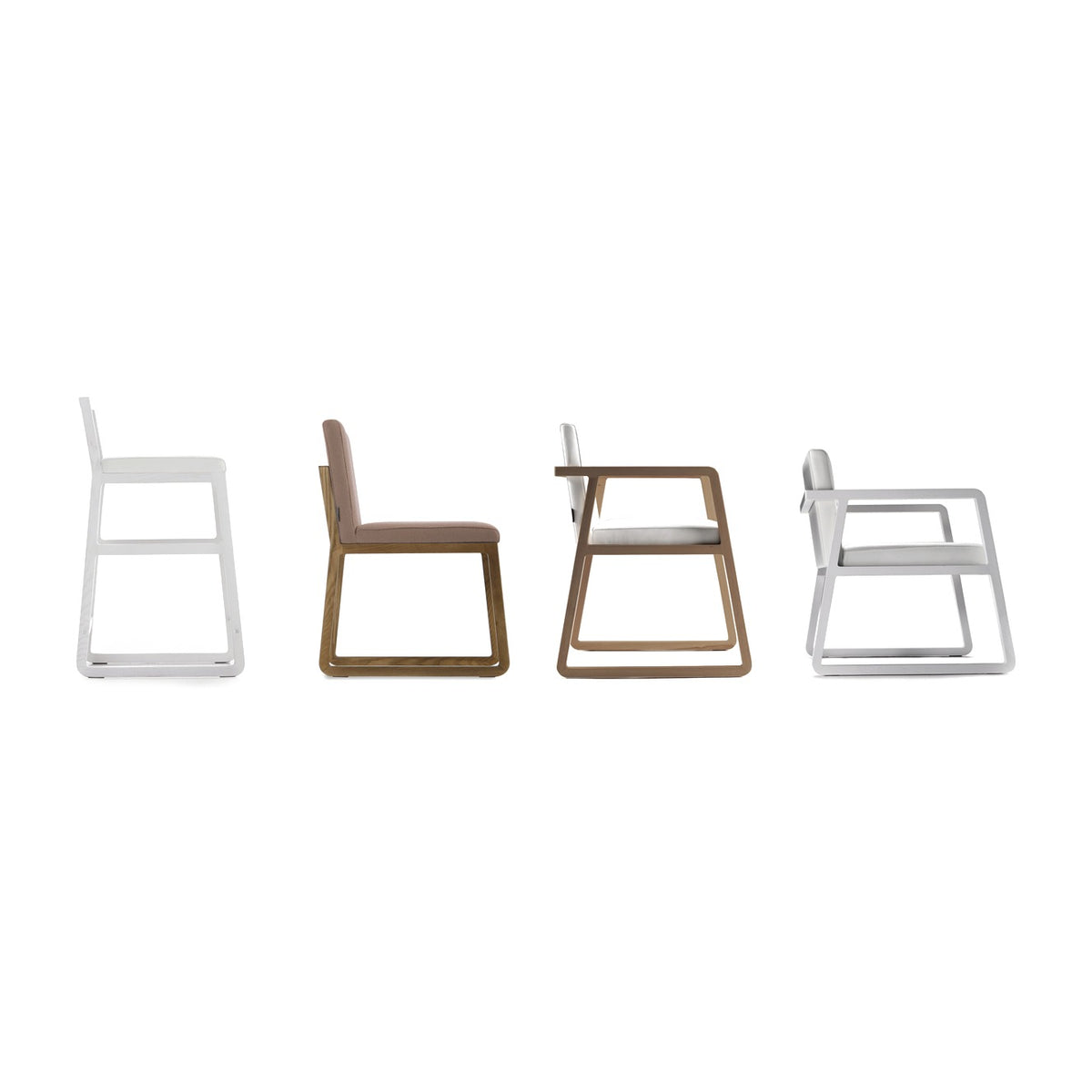 Sancal Midori Serie in der Seitenansicht: Barhocker in Weiss, zwei Stühle in Holz und Loungesessel in Weiss