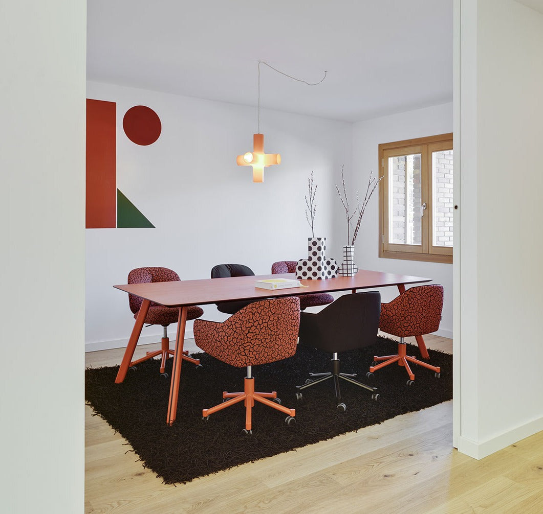 Sancal Mullit Konferenzstühle in Rot und Schwarz an einem Besprechungstisch