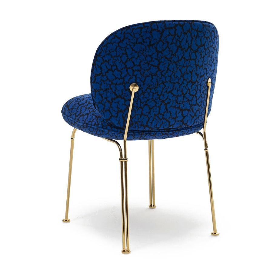 Sancal Mullit Stuhl mit gemustertem Bezug in Blau und goldfarbenem Metallgestell, Ansicht von schräg hinten