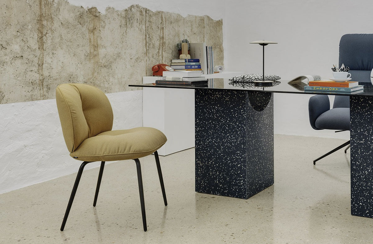 Sancal Mullit Stuhl in Ocker mit schwarzen Metallbeinen an einem Schreibtisch