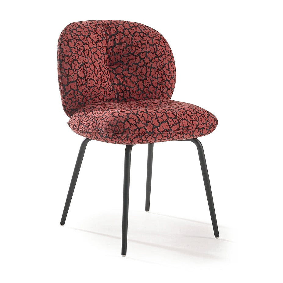 Sancal Mullit Stuhl mit gemustertem Bezug in Rot und schwarzen Metallbeinen, Ansicht von schräg vorne