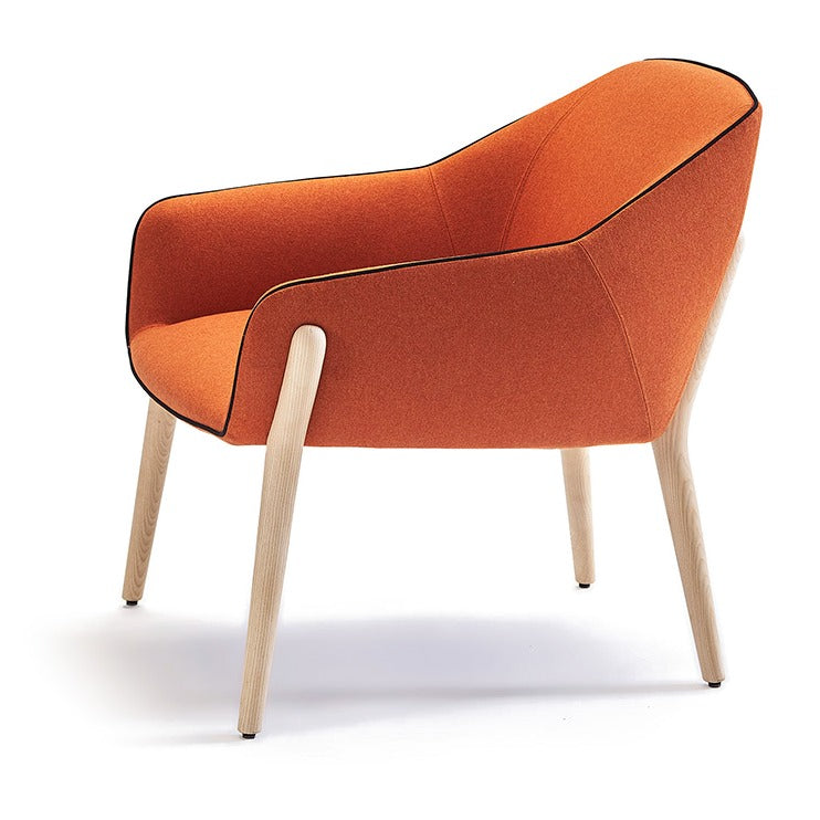 Sancal Nido Loungesessel in Orange mit Beinen aus heller Esche, Ansicht von schräg vorne