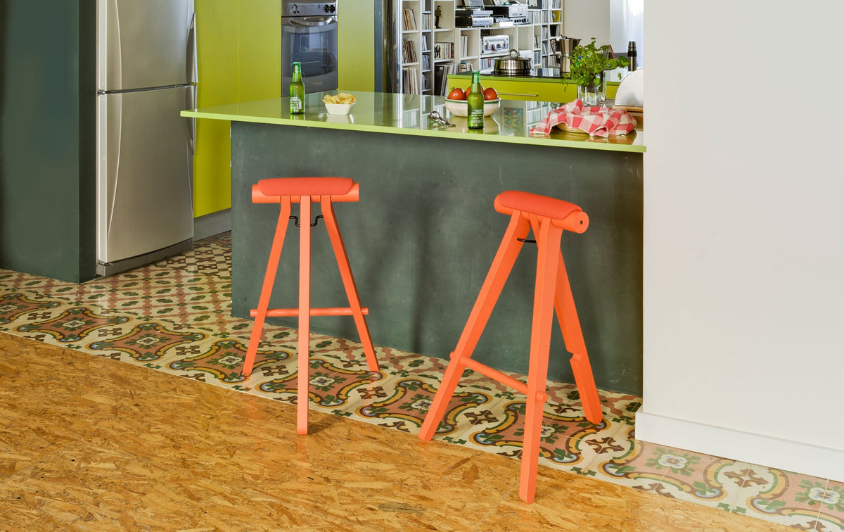 Zwei Sancal Perigallo Hocker in Orange an einer Küchentheke