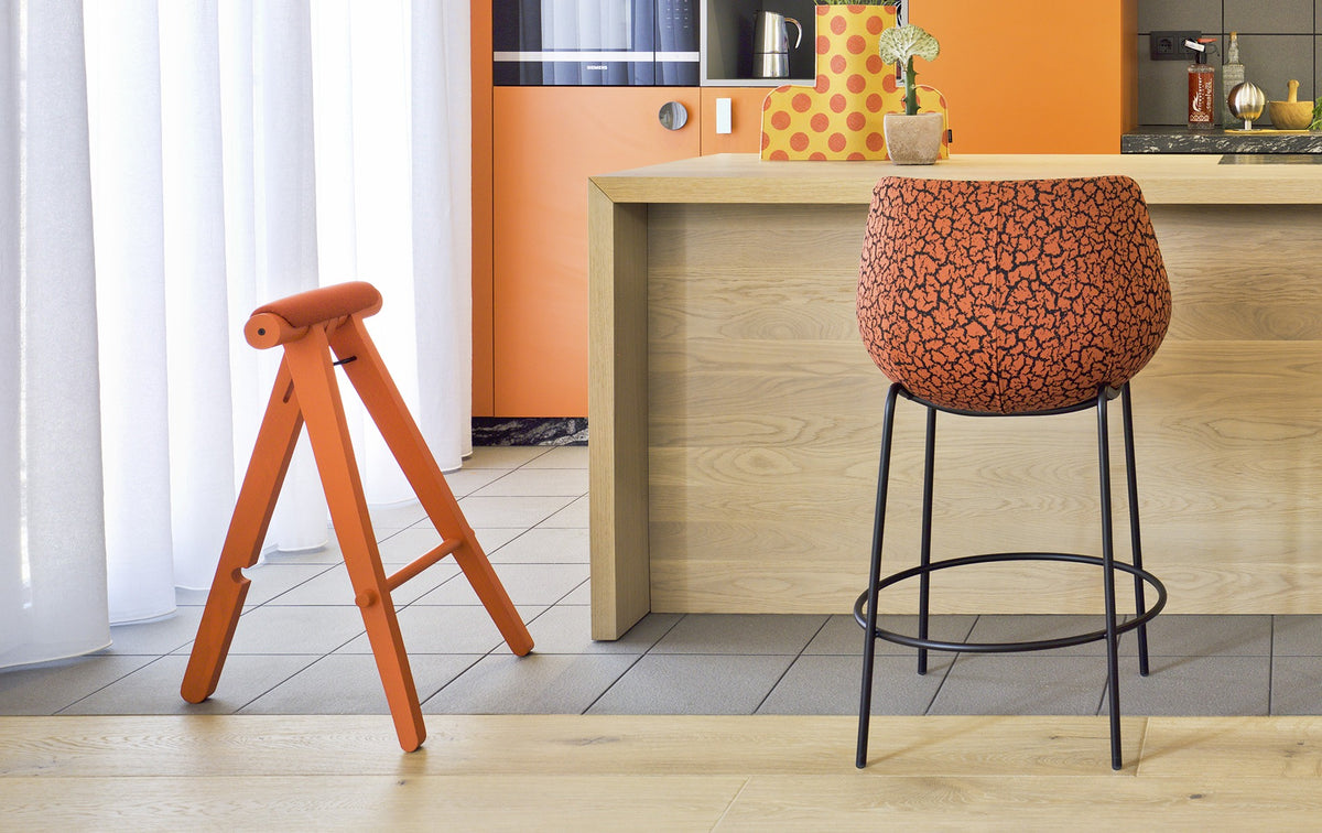 Sancal Perigallo Hocker in Orange neben einem Barhocker an einer Kücheninsel aus Holz