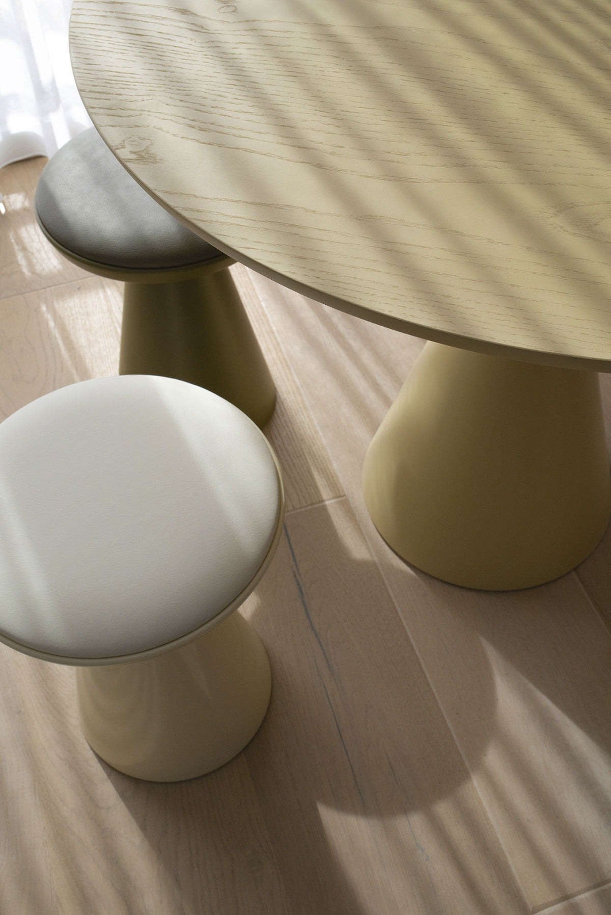 Sancal Pion Hocker mit hellem Sitzkissen unter einem Pion Tisch, Nahaufnahme